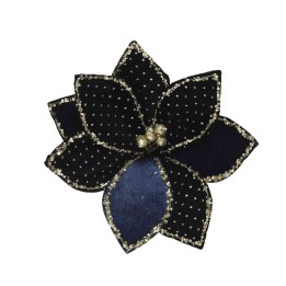 Fleur stylisée en velours noir et bleu, ornée de perles brillantes.