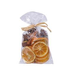 Sachet transparent rempli d'orange séchée et d'épices, noué avec une ficelle.