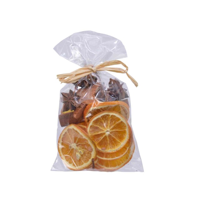 Sachet transparent rempli d'orange séchée et d'épices, noué avec une ficelle.