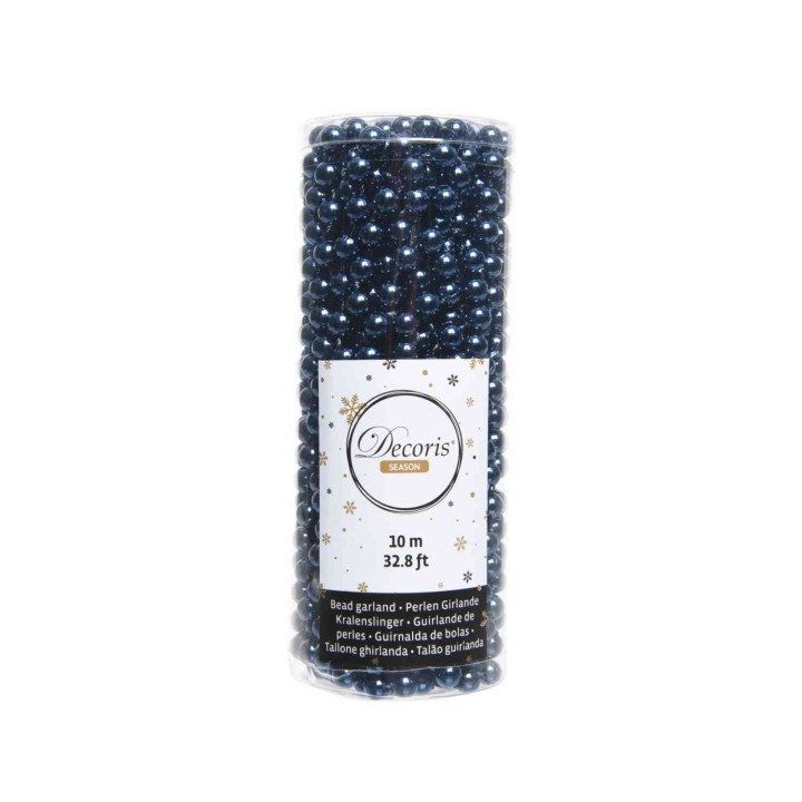 Colonne de perles bleues brillantes, 10 mètres, sur fond blanc. Élégance festive.