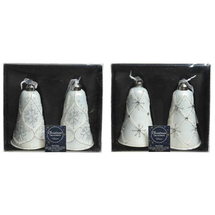 Deux cloches blanches ornées de motifs enneigés, présentées dans une boîte noire élégante.