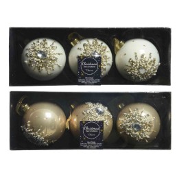 Boules de Noël élégantes en blanc et doré, ornées de motifs scintillants.