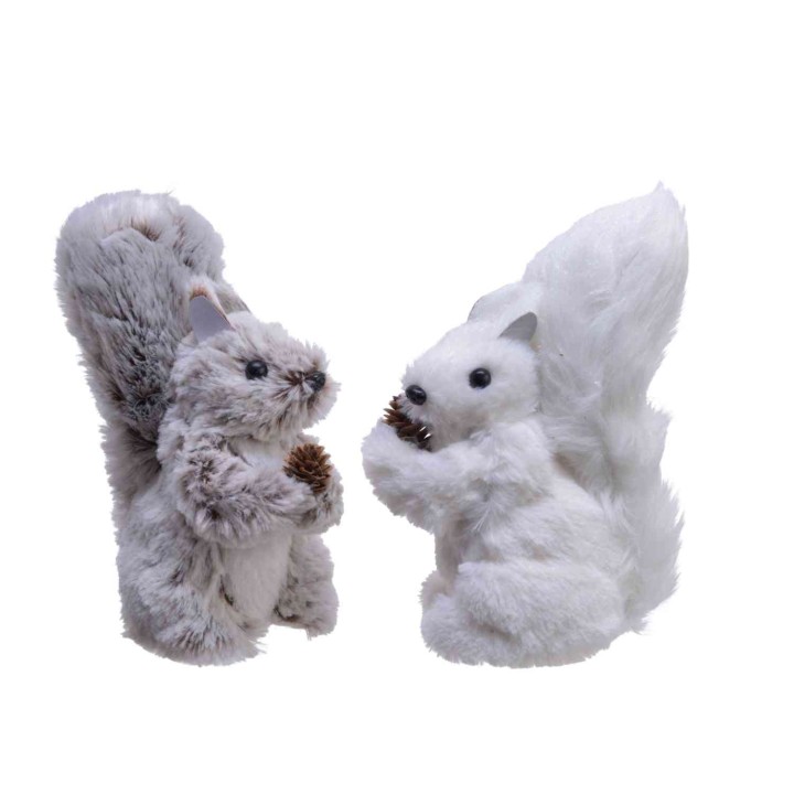 Deux écureuils en peluche, l'un gris et l'autre blanc, tenant des pommes de pin.