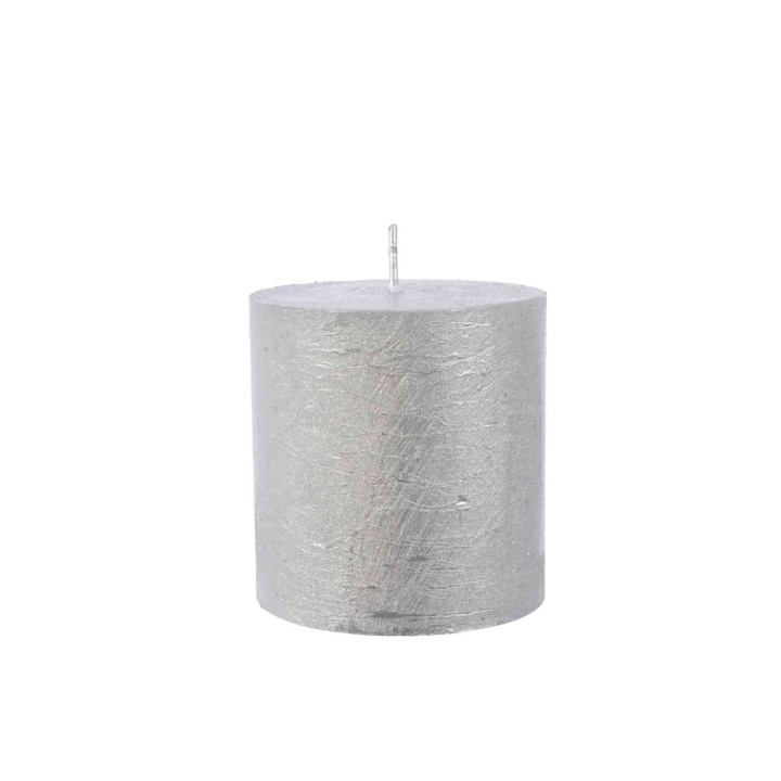 Bougie cylindrique argentée, surface texturée, simple et élégante.