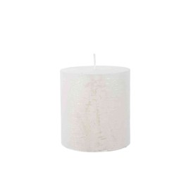 Bougie cylindrique blanche, légèrement irisée, avec une texture délicate et un fil de mèche.