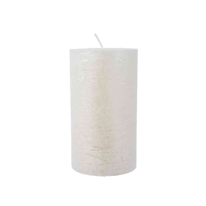 Bougie cylindrique blanche, légère brillance, texture délicate et élégante.