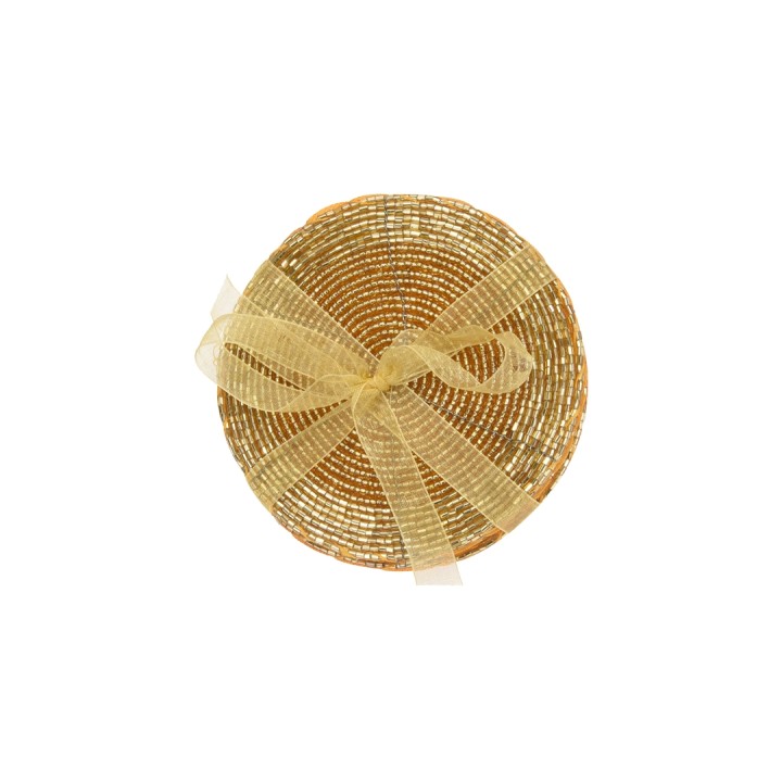 Petit plateau rond doré, orné d'un ruban en organza clair. Élégance simple et raffinée.