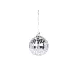 Boule à facettes argentée, scintillante, suspendue dans un espace minimaliste.