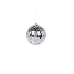 Boule à facettes argentée, reflet éclatant, suspendue sur fond blanc minimaliste.
