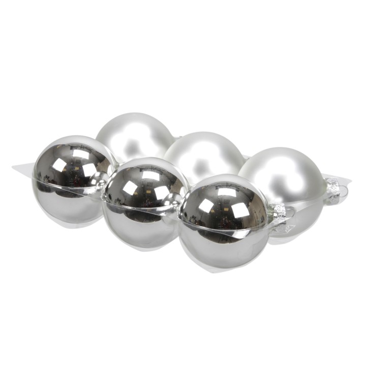 Boules décoratives en argent, brillantes et mates, disposées en ligne sur une base.