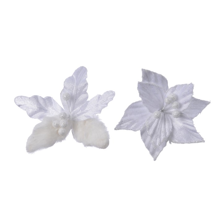 Fleurs blanches délicates aux pétales satinés et ornées de petites perles.