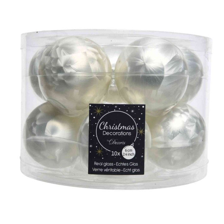 Boules de Noël en verre brillant, argentées et blanches, présentées dans un élégant emballage.