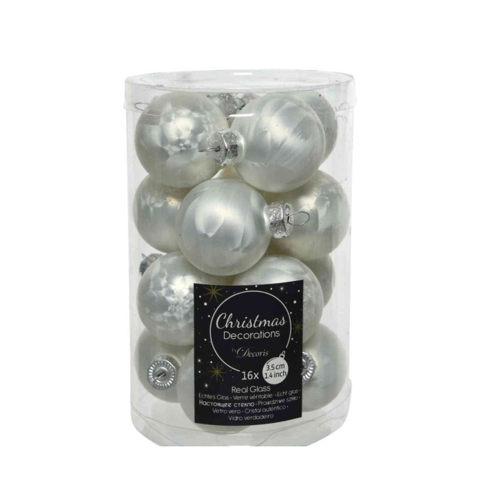 Boules de Noël en verre argenté, brillantes, disposées dans un emballage transparent.
