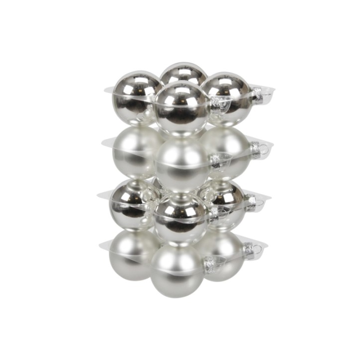 Boules de Noël argentées, brillantes, empilées en plusieurs couches.