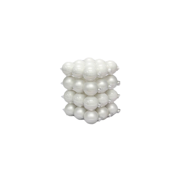 Structure de perles blanches brillantes, empilées en forme de cube.