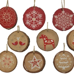 Ornements en bois ronds peints, motifs festifs rouges et blancs, ambiance chaleureuse de Noël.