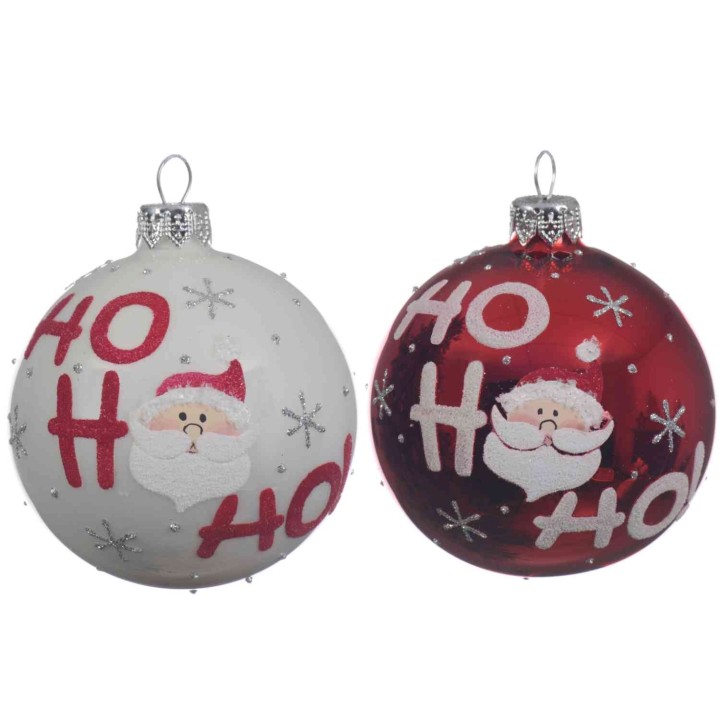 Boules de Noël rouge et blanche ornées de Père Noël et de flocons argentés.