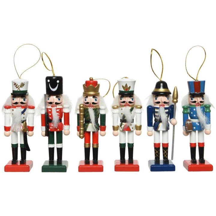 Six figurines de soldats en bois colorées, ornées de détails festifs et de chapeaux variés.