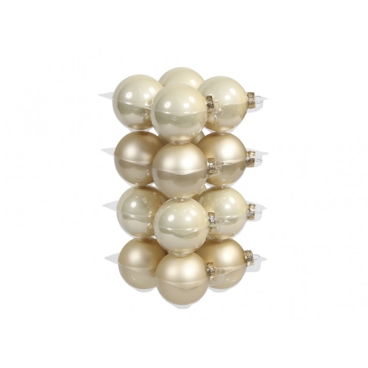Boules de Noël nacrées, brillantes, disposées en pyramide, teintes crème et dorées.