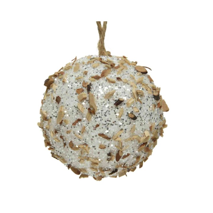 Boule décorative scintillante, ornée de copeaux naturels et suspendue par une ficelle.