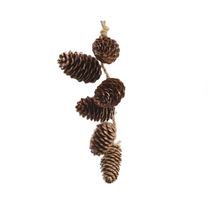 Une guirlande de cônes de pin naturels suspendus, aux teintes brunes et texturées.