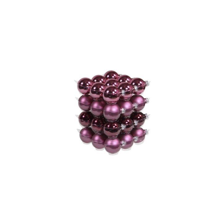 Boules de Noël brillantes violettes disposées en pyramide réfléchissante.