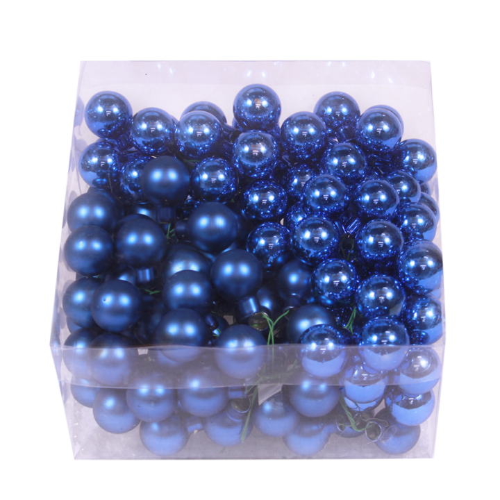 Boules de Noël bleu brillant et pailleté, regroupées dans un emballage transparent.