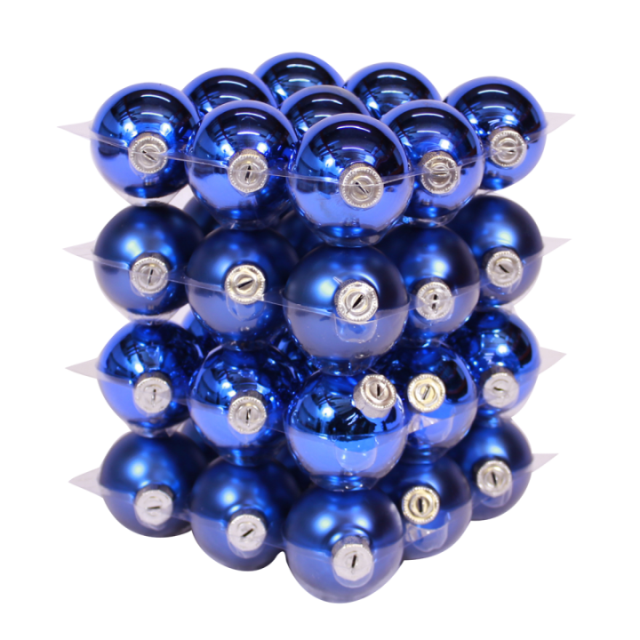 Structure cubique composée de sphères métalliques bleues brillantes, réfléchissant la lumière.