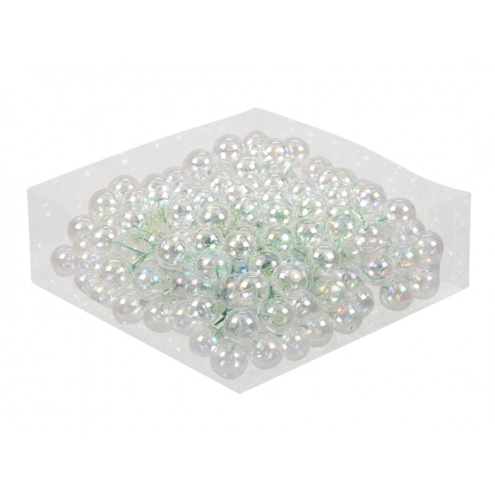Un tas de billes transparentes aux reflets irisés sur fond blanc.