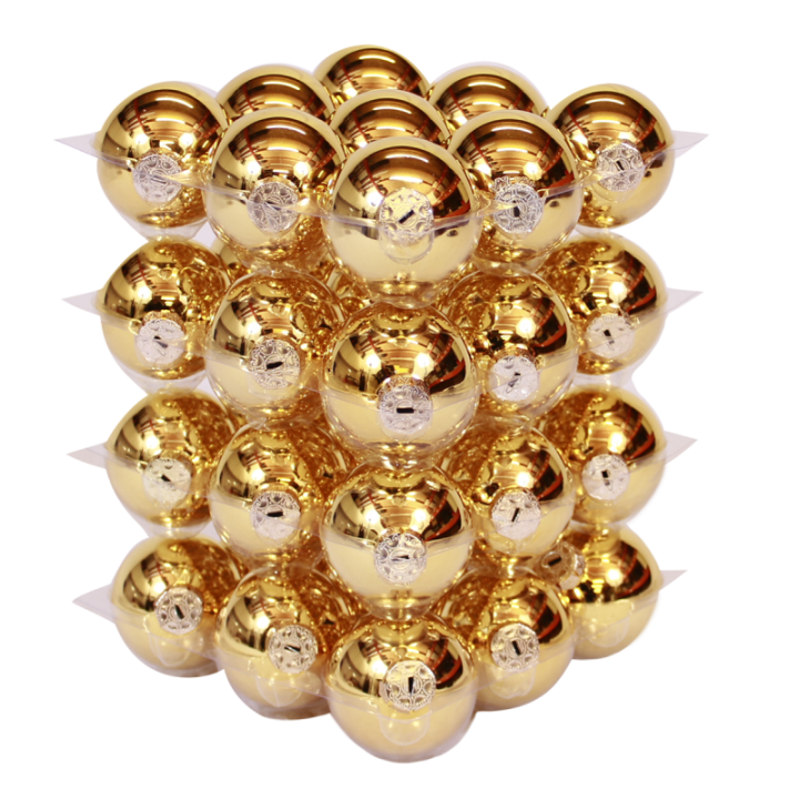Pyramide de sphères dorées brillantes, ornées d'emblèmes argentés, agencées avec symétrie.
