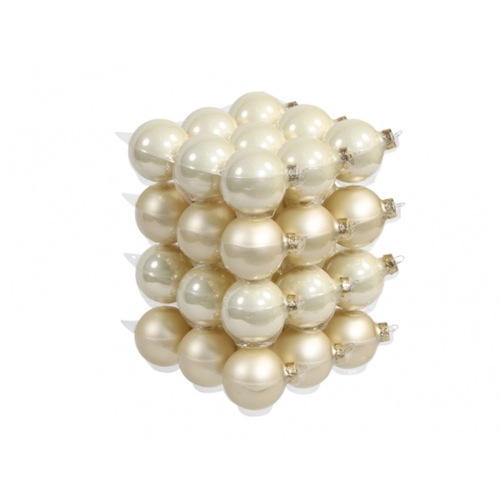 Boules de Noël nacrées, disposées en pyramide, aux reflets doux et élégants.