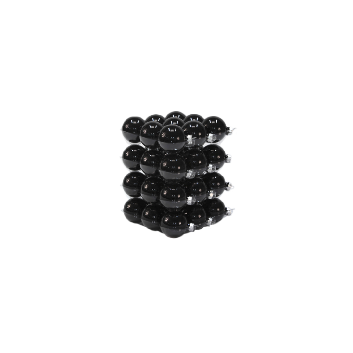 Empilement de sphères noires brillantes sur un fond minimaliste.