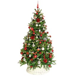 Sapin de Noël décoré de rouge et argent, avec des ornements brillants et un panier en osier.