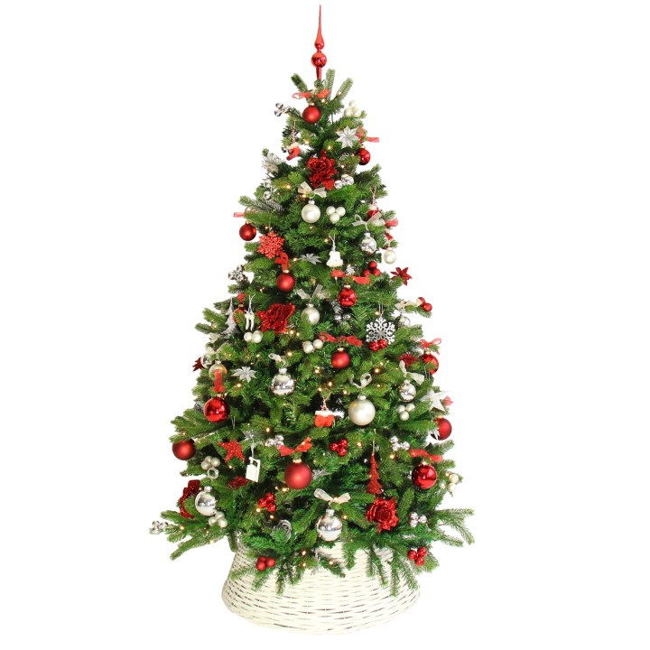 Sapin de Noël décoré de rouge et argent, avec des ornements brillants et un panier en osier.