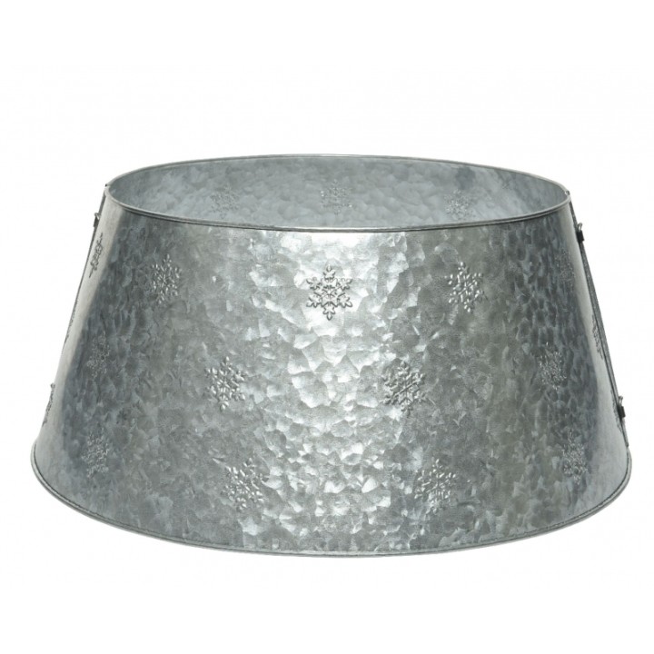 Vase en métal galvanisé, aux reflets argentés et texture martelée, large et conique.