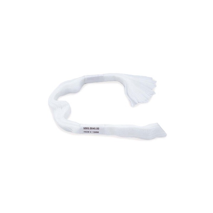 Élégant foulard blanc en tissu léger, aux extrémités effilochées, simple et raffiné.
