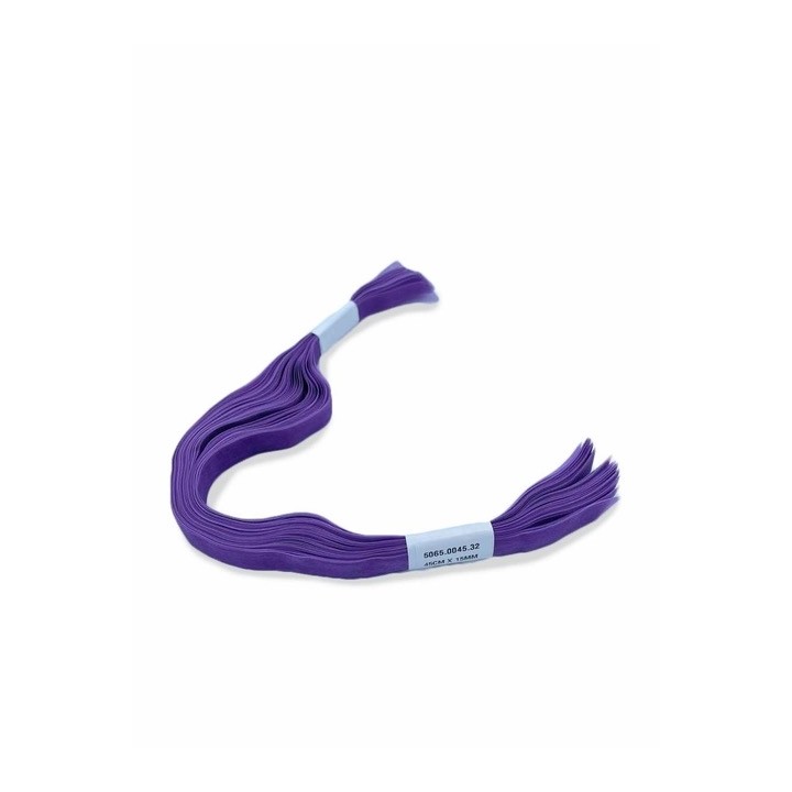 Fil à broder violet, souple, divisé en brins, avec une étiquette bleue.