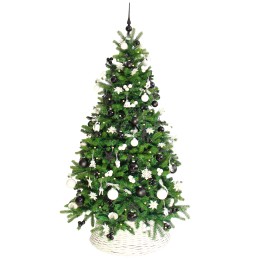 Sapin vert décoré de boules blanches et noires, étoile en haut, panier en osier.