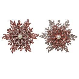 Deux fleurs scintillantes, l'une rose doré et l'autre argentée, ornées de perles.