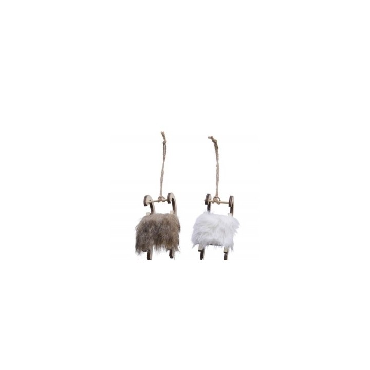 Deux petites chaises en bois, ornées de fourrures brunes et blanches, suspendues par une corde.