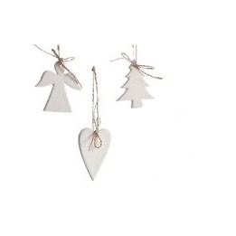 Trois ornements en bois blanc, formes d'ange, sapin et cœur, suspendus par une corde.
