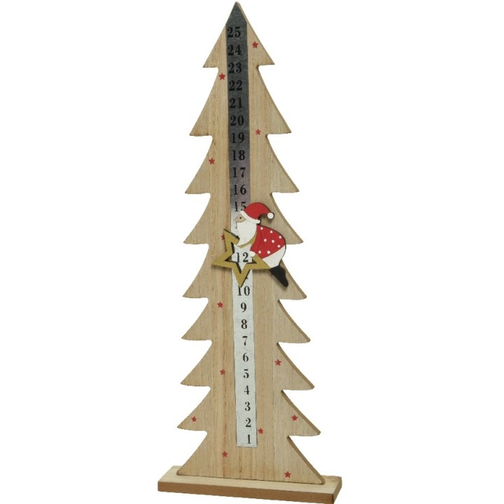 Un arbre en bois décoré, servant de toise avec un petit personnage festif.