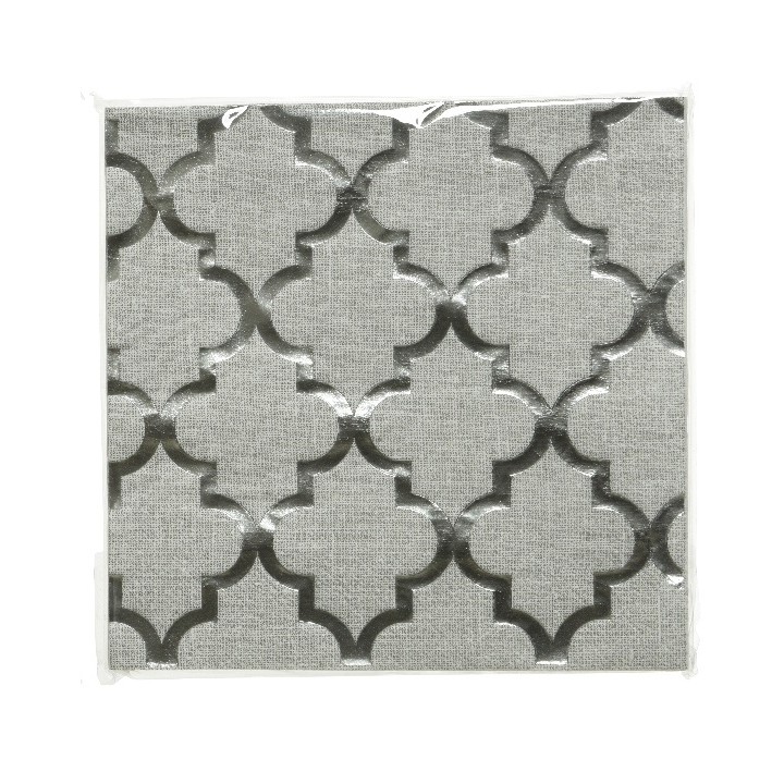 Motif géométrique en relief argenté sur fond gris texturé. Élégance moderne.