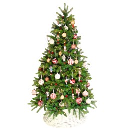 Sapin de Noël décoré de boules colorées et guirlandes, reposant dans un panier en osier.