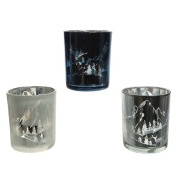 Trois verres aux teintes variées illustrant des paysages montagneux gravés.