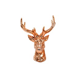 Tête de cerf en métal doré, avec des cornes majestueuses et une surface brillante.
