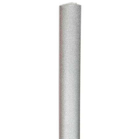Un rouleau brillant en argent, lisse et scintillant, parfait pour les décorations.