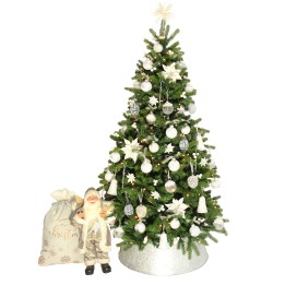 Sapin décoré en blanc et argent, avec un sac de Noël et un personnage festif à ses côtés.