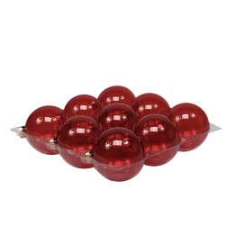 Boules rouges en verre brillant disposées sur un support argenté, créant un effet élégant.