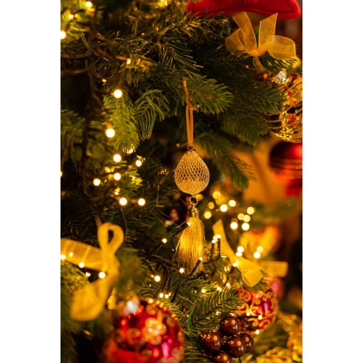 Ornements dorés et lumières scintillantes embellissent un sapin de Noël festif.